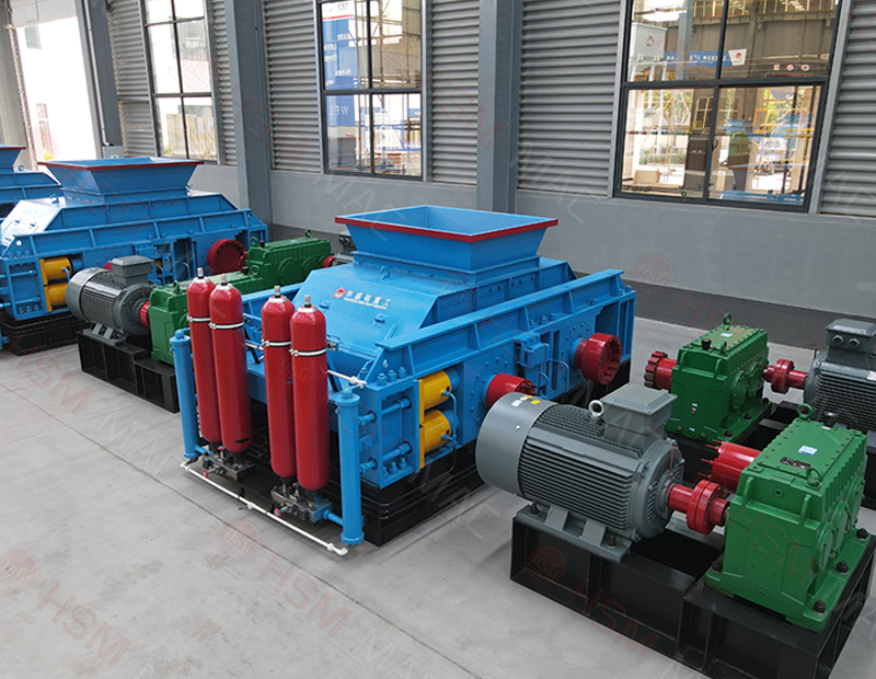 瓜米石液壓對輥制砂機工作現(xiàn)場