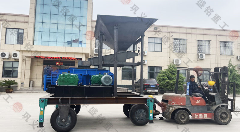 1012移動對輥破碎機時產(chǎn)量多少噸？價格多少錢一臺